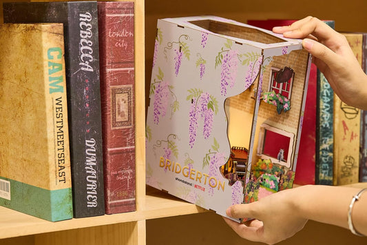 Bridgerton Tiny Adventures Book Nook Mini Diorama Into the Light 18 cm FanofThings.co.uk