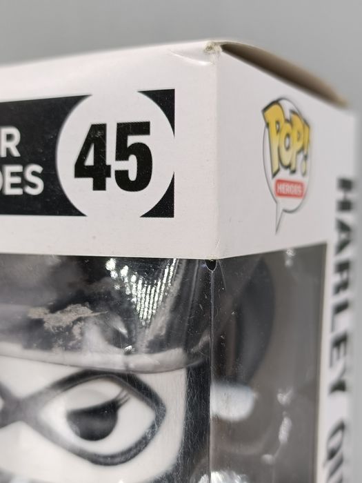 45 Harley Quinn - B&W - DC Super Heroes - Box Damaged Funko POP