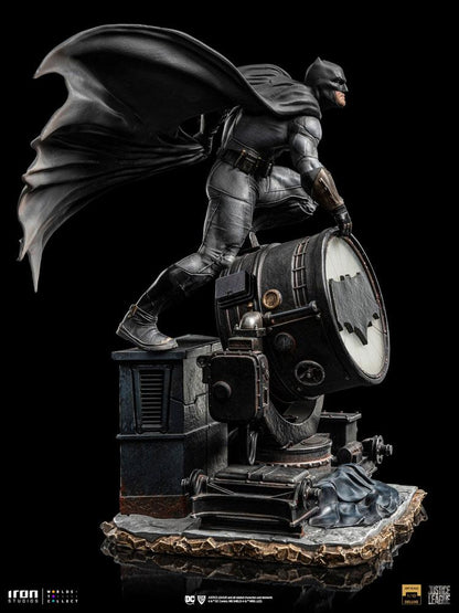 Zack Snyder’s Justice League Deluxe Art Scale Statue 1/10 Batman on Batsignal 28 cm Statues