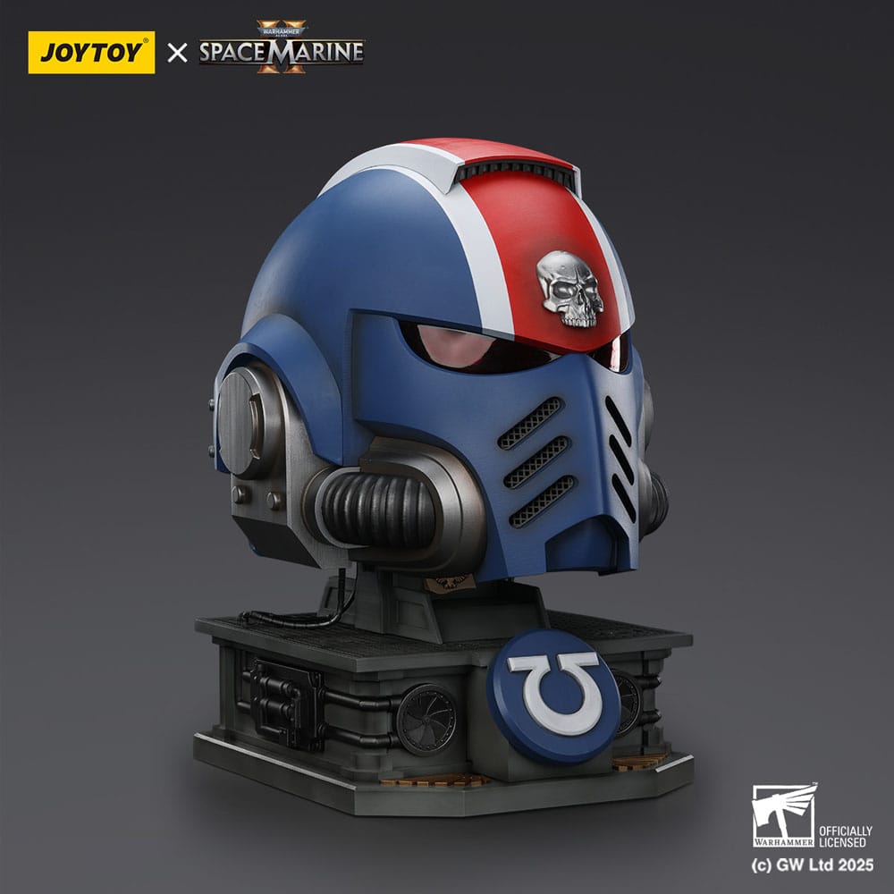 Warhammer 40,000: Space Marine 2 Replica Ultramarines Lieutenant Titus helmet with Display Stand 44 cm Replicas 1/1
