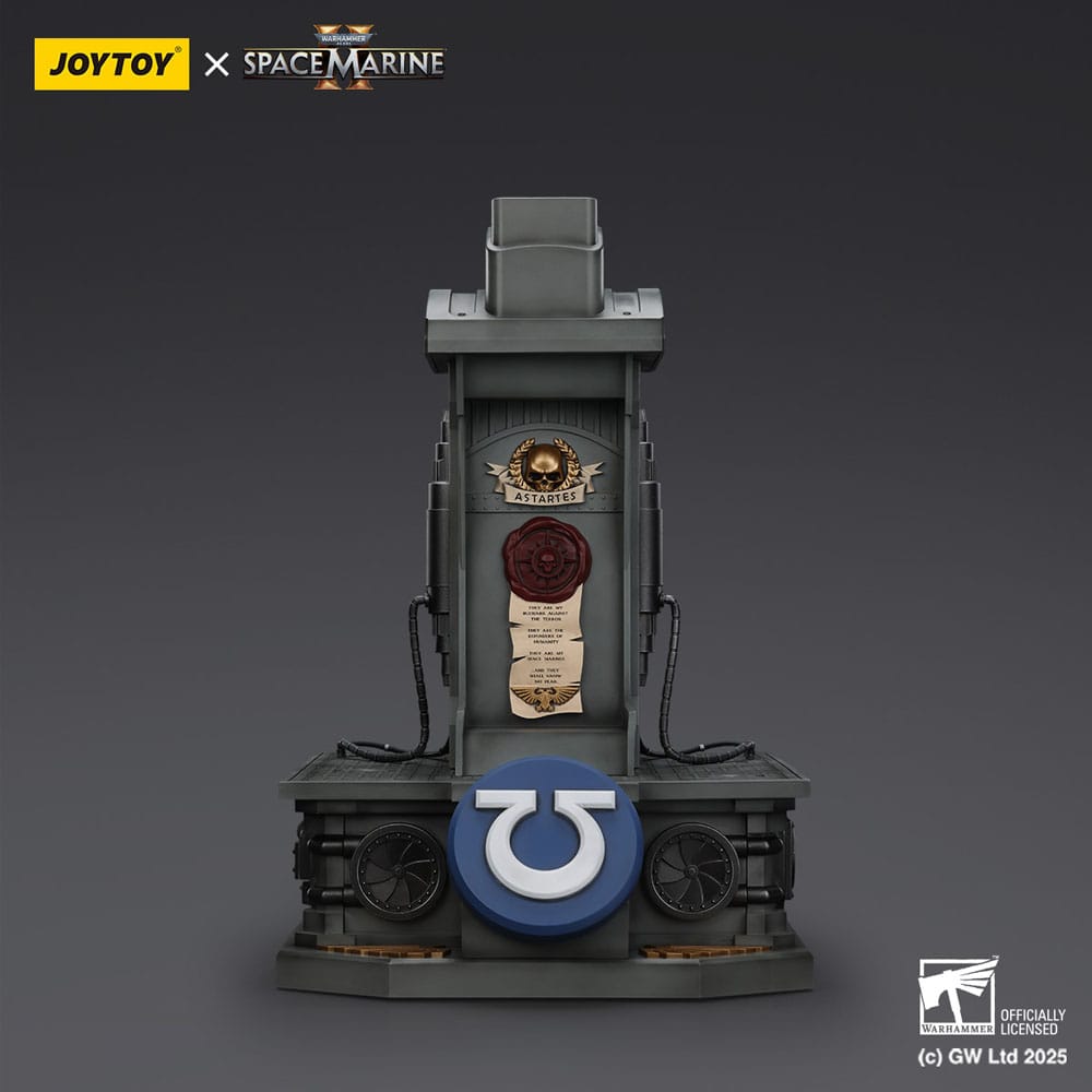 Warhammer 40,000: Space Marine 2 Replica Ultramarines Lieutenant Titus helmet with Display Stand 44 cm Replicas 1/1