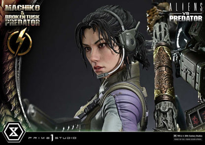 Aliens vs. Predator (Comic) Ultimate Premium Masterline Statue 1/4 Machiko & Broken Tusk Predator 79 cm