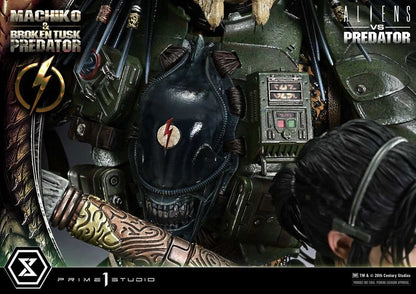 Aliens vs. Predator (Comic) Ultimate Premium Masterline Statue 1/4 Machiko & Broken Tusk Predator 79 cm
