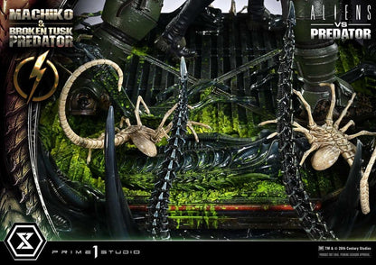 Aliens vs. Predator (Comic) Ultimate Premium Masterline Statue 1/4 Machiko & Broken Tusk Predator 79 cm