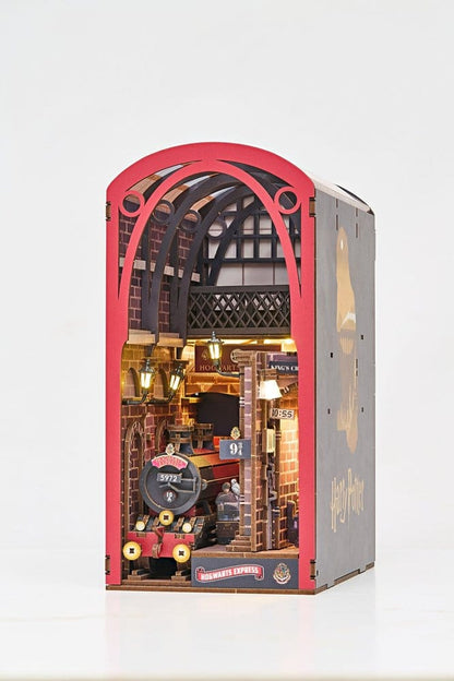 Harry Potter Tiny Adventures Book Nook Mini Diorama Hogwarts Express 18 cm Revell