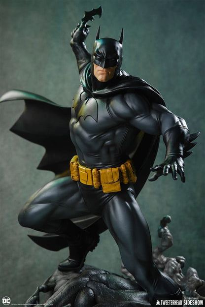 DC Comics Maquette 1/6 Batman (Black and Gray Edition) 50 cm